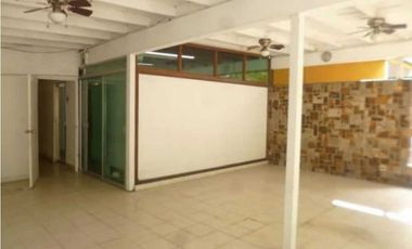 VENTA DE  AMPLIA CASA PARA USO COMERCIAL CON PERMISO 900M2 MBR