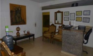 VENTA DE  AMPLIA CASA PARA USO COMERCIAL CON PERMISO 900M2 MBR
