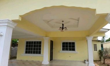 ALQUILO CASA AREA DE LOS GUAYACANES CHITRE