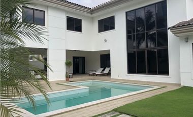 VENTA DE CASA EN COSTA DEL ESTE - PH PASEO DEL PARQUE