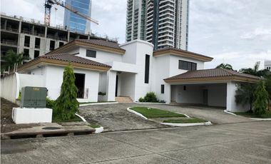 VENTA DE CASA EN COSTA DEL ESTE - PH PASEO DEL PARQUE