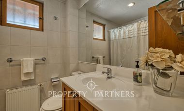 Gran casa colonial impecable, cercana a colegios y autopistas en La dehesa Central