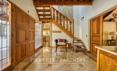 Gran casa colonial impecable, cercana a colegios y autopistas en La dehesa Central