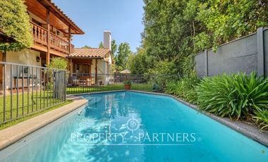 Gran casa colonial impecable, cercana a colegios y autopistas en La dehesa Central