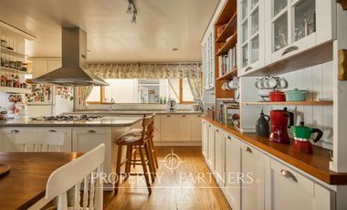 Gran casa colonial impecable, cercana a colegios y autopistas en La dehesa Central