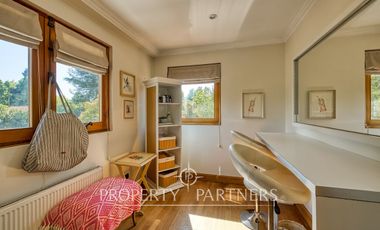 Gran casa colonial impecable, cercana a colegios y autopistas en La dehesa Central