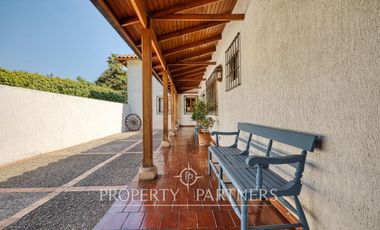 Gran casa colonial impecable, cercana a colegios y autopistas en La dehesa Central