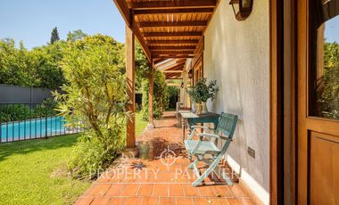 Gran casa colonial impecable, cercana a colegios y autopistas en La dehesa Central