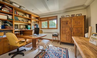 Gran casa colonial impecable, cercana a colegios y autopistas en La dehesa Central