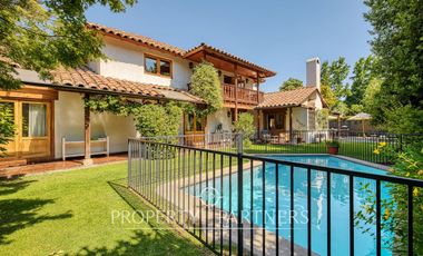 Gran casa colonial impecable, cercana a colegios y autopistas en La dehesa Central