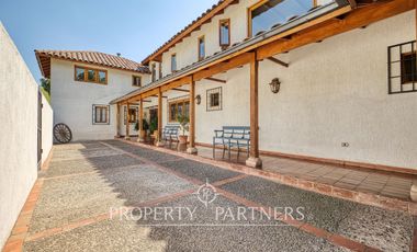 Gran casa colonial impecable, cercana a colegios y autopistas en La dehesa Central