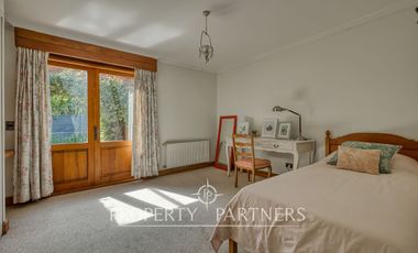 Gran casa colonial impecable, cercana a colegios y autopistas en La dehesa Central