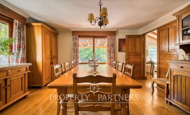 Gran casa colonial impecable, cercana a colegios y autopistas en La dehesa Central