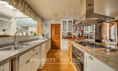 Gran casa colonial impecable, cercana a colegios y autopistas en La dehesa Central