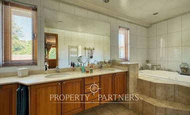 Gran casa colonial impecable, cercana a colegios y autopistas en La dehesa Central