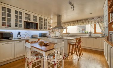 Gran casa colonial impecable, cercana a colegios y autopistas en La dehesa Central