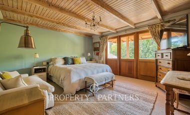 Gran casa colonial impecable, cercana a colegios y autopistas en La dehesa Central