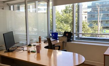 Excelente oficina en arriendo en Luis Pasteur con Vitacura