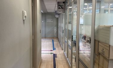Excelente oficina en arriendo en Luis Pasteur con Vitacura