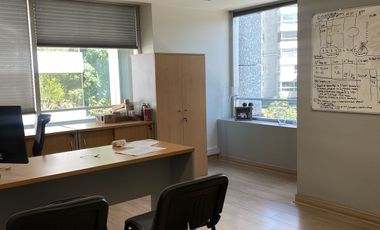 Excelente oficina en arriendo en Luis Pasteur con Vitacura