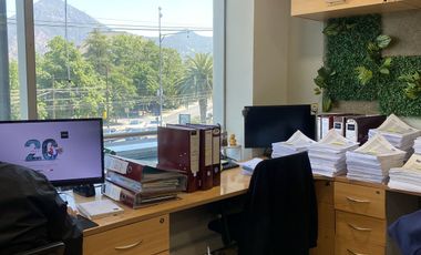 Excelente oficina en arriendo en Luis Pasteur con Vitacura