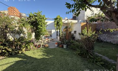 Venta de casa de 3 ambientes con cochera y jardín  en Wilde