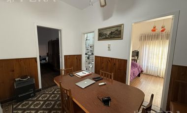 Venta de casa de 3 ambientes con cochera y jardín  en Wilde