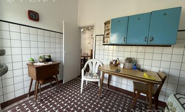 Venta de casa de 3 ambientes con cochera y jardín  en Wilde