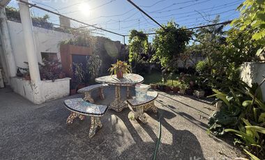 Venta de casa de 3 ambientes con cochera y jardín  en Wilde