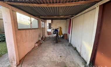 Venta de casa de 3 ambientes con cochera y jardín  en Wilde