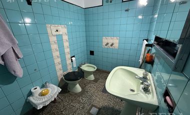 Venta de casa de 3 ambientes con cochera y jardín  en Wilde