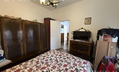 Venta de casa de 3 ambientes con cochera y jardín  en Wilde