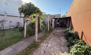Venta de casa de 3 ambientes con cochera y jardín  en Wilde