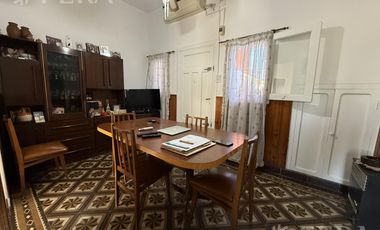 Venta de casa de 3 ambientes con cochera y jardín  en Wilde