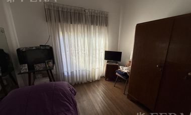 Venta de casa de 3 ambientes con cochera y jardín  en Wilde