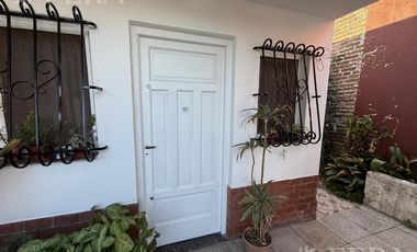 Venta de casa de 3 ambientes con cochera y jardín  en Wilde
