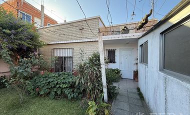 Venta de casa de 3 ambientes con cochera y jardín  en Wilde
