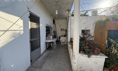 Venta de casa de 3 ambientes con cochera y jardín  en Wilde
