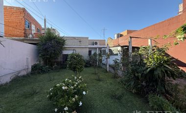 Venta de casa de 3 ambientes con cochera y jardín  en Wilde
