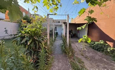 Venta de casa de 3 ambientes con cochera y jardín  en Wilde
