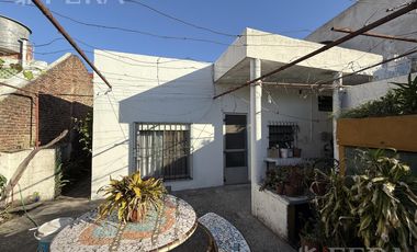 Venta de casa de 3 ambientes con cochera y jardín  en Wilde