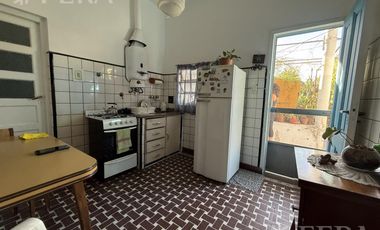 Venta de casa de 3 ambientes con cochera y jardín  en Wilde