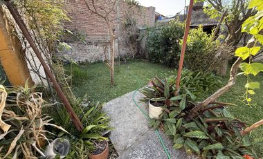 Venta de casa de 3 ambientes con cochera y jardín  en Wilde
