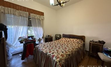 Venta de casa de 3 ambientes con cochera y jardín  en Wilde