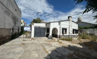 Casa + Departamentos a restaurar s/ calle Chacabuco