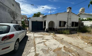 Casa + Departamentos a restaurar s/ calle Chacabuco