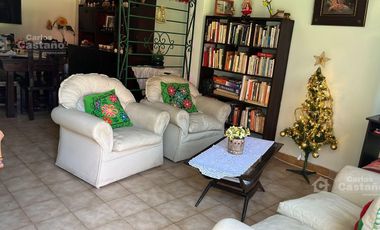 Chalet en 1 Planta, 2 Amb. + PH 2 Amb. con Patio, Parrilla, Garaje y Jardín