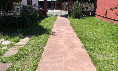 Chalet en 1 Planta, 2 Amb. + PH 2 Amb. con Patio, Parrilla, Garaje y Jardín