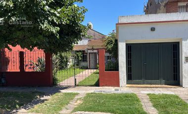 Chalet en 1 Planta, 2 Amb. + PH 2 Amb. con Patio, Parrilla, Garaje y Jardín