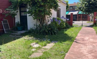 Chalet en 1 Planta, 2 Amb. + PH 2 Amb. con Patio, Parrilla, Garaje y Jardín